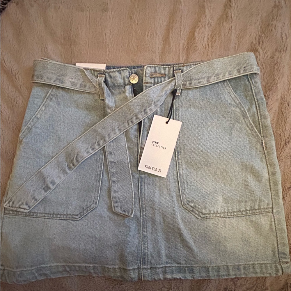 New with tags trendy skirt from Forever 21